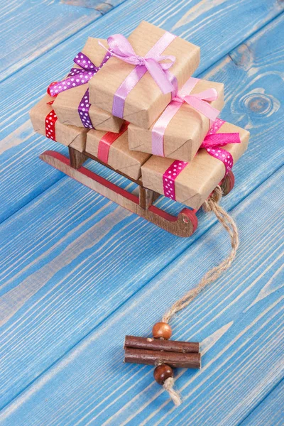 Cadeaux en bois traîneau et enveloppé avec des rubans pour Noël ou autre célébration — Photo