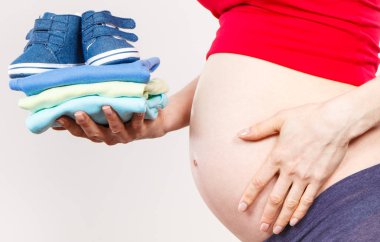 Hamile kadın elbiseler için yeni doğan, Bebek için bekliyor