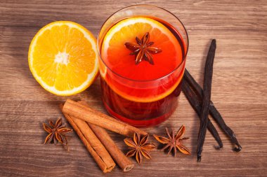 Taze kokulu baharatlar ile kış akşamında mulled şarap