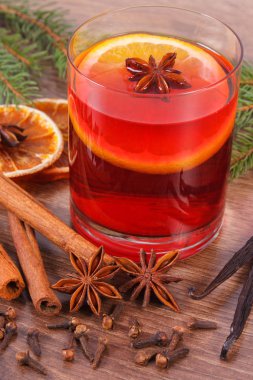 Noel veya baharat ve çam dalları ile kış akşam için mulled şarap