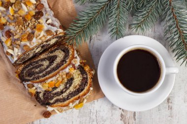 Haşhaş tohumu kek, fincan kahve ve çam dalları, tatlı Noel için