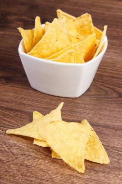 Patates cips gemide, sağlıksız gıda kavramı kase tuzlu