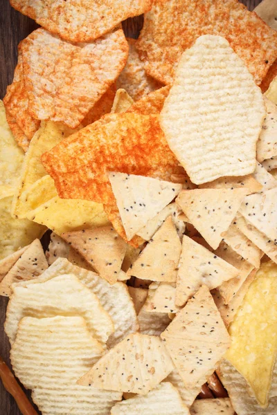 Montón de patatas fritas saladas, palitos de pan y galletas, concepto de comida poco saludable — Foto de Stock