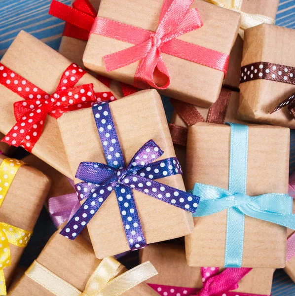 包装的礼物与五彩缤纷的彩带圣诞节或其他庆祝活动 — 图库照片