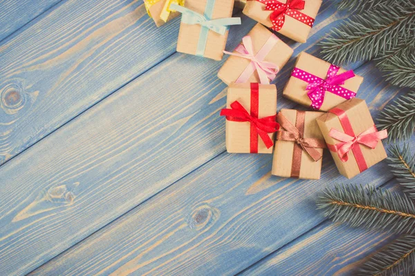 Vintage φωτογραφία, Wrapped δώρα με πολύχρωμες κορδέλες για τα Χριστούγεννα και τα κλαδιά της ερυθρελάτης, αντίγραφο χώρου για το κείμενο — Φωτογραφία Αρχείου