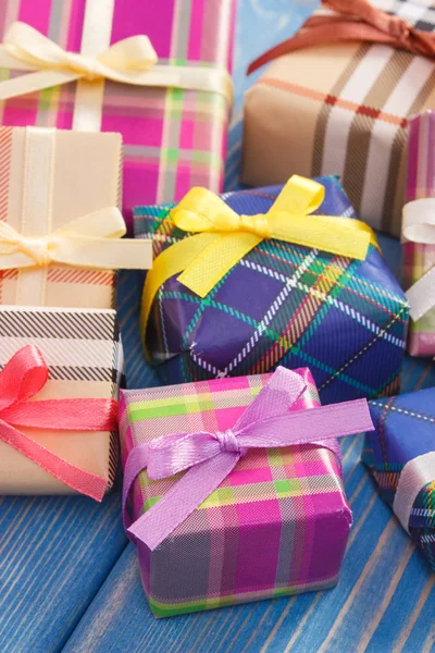 Presentes coloridos embrulhados com fitas para o Natal ou outra celebração — Fotografia de Stock