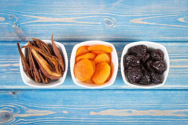 Kuruyemiş ahşap kurullarında, sağlıklı beslenme beyaz kase