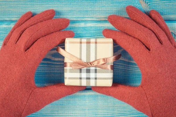Vintage φωτογραφία, τα χέρια της γυναίκας στα γάντια με δώρο για τα Χριστούγεννα ή άλλη γιορτή — Φωτογραφία Αρχείου