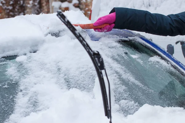 Fırça ve Kaldır kar araç ve ön cam kullanan kadın eli — Stok fotoğraf