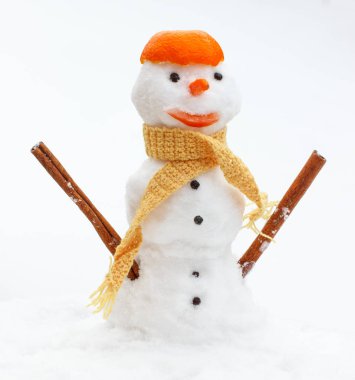 Kardan adam eşarp ve mandalina kabuğu, arka plan beyaz kar ile dekore edilmiş