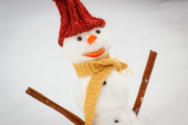 Yün, İpek eşarp ve kapağı arka plan beyaz kar kardan adam