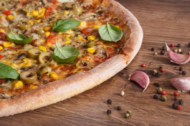Vejetaryen pizza ve baharat rustik ahşap arka plan, lokanta malzemelerle