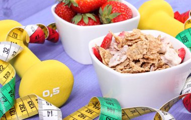 Taze çilek, buğday ve çavdar pul, halter ve santimetre, sportif ve sağlıklı yaşam tarzı