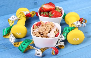 Taze çilek, buğday ve çavdar pul, halter ve santimetre, sportif ve sağlıklı yaşam tarzı