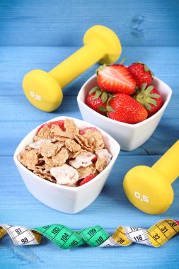 Taze çilek, buğday ve çavdar pul, halter ve santimetre, sportif ve sağlıklı yaşam tarzı