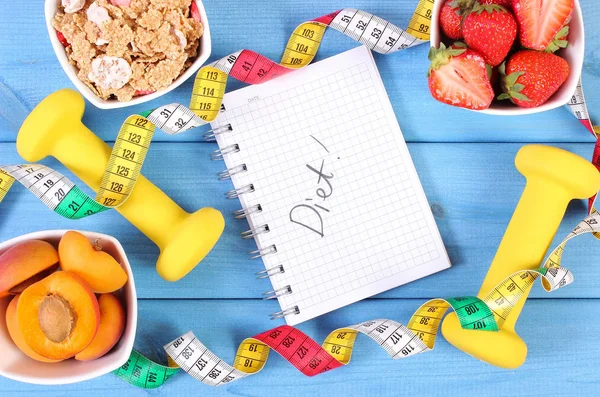 Comida saludable, pesas, centímetros y cuaderno para notas, adelgazamiento, estilo de vida saludable y deportivo —  Fotos de Stock