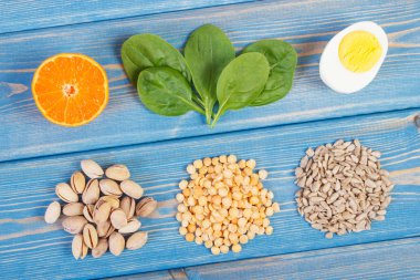 Ürün ve malzemeler içeren vitamin B1 ve diyet lifi, sağlıklı beslenme