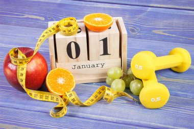 Küp takvim, meyve, halter ve şerit metre, yeni yıl kararları