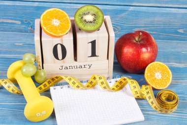 Küp takvim, meyve, halter ve şerit metre, yeni yıl kararları