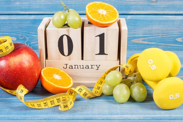 Kub kalender, frukter, hantlar och måttband, nyår resolutioner — Stockfoto