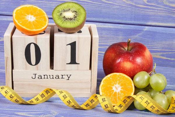 Calendrier cube, fruits et ruban à mesurer, résolutions du Nouvel An — Photo