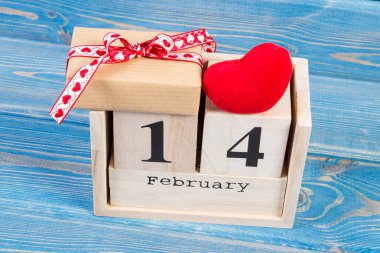 Takvim hediye ve kırmızı kalp, Sevgililer günü ile küp