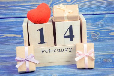 Vintage Fotoğraf, hediyeler ve kırmızı kalp, Sevgililer günü ile küp takvim