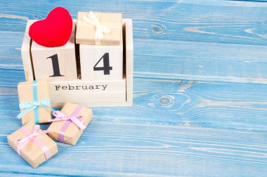 Hediyeler ve kırmızı kalp, Sevgililer günü ile küp takvim