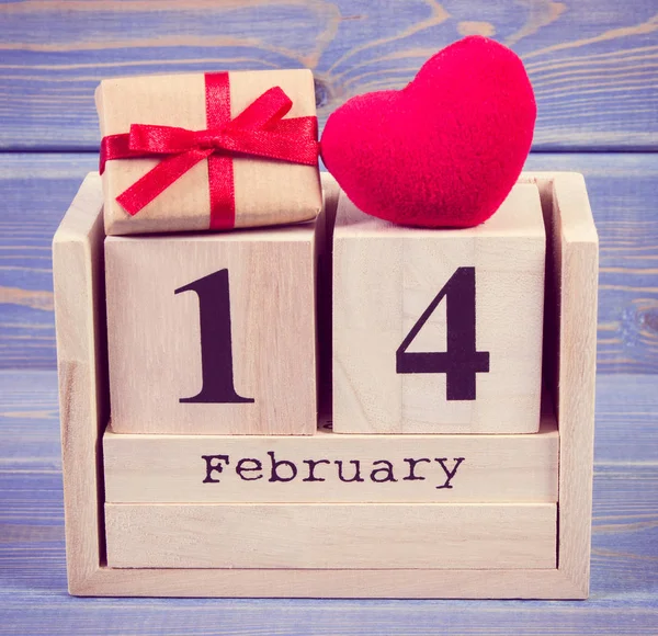 Vintage foto, kubus kalender met cadeau en rood hart, Valentijnsdag — Stockfoto