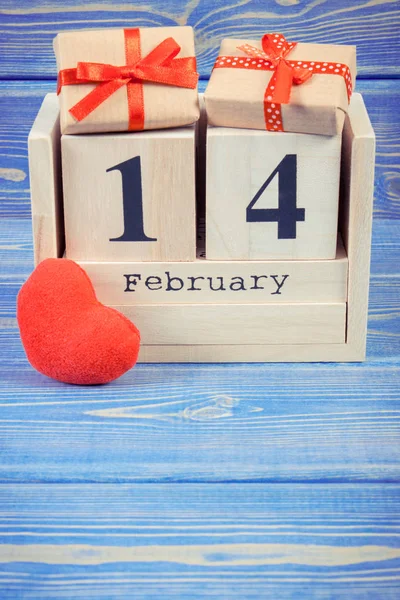 Photo vintage, Calendrier cubique avec cadeaux et coeur rouge, Saint Valentin — Photo