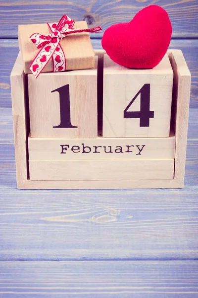Vintage fotó, kocka naptár ajándék és piros szív, Valentin-nap — Stock Fotó