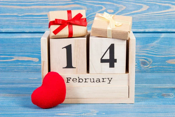 Kubus kalender met giften en rood hart, Valentijnsdag — Stockfoto