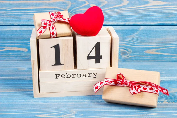 Würfelkalender mit Geschenken und rotem Herz, Valentinstag — Stockfoto