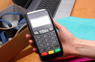 Mağaza alımları için ödeme için ödeme terminal kullanın