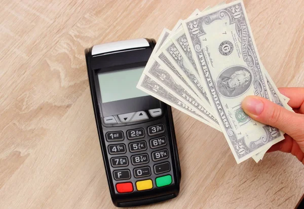 通貨ドルと決済端末、机の上のクレジット カードのマシンの金融の概念 — ストック写真