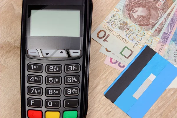 Betalning terminal med kreditkort och polska pengar på skrivbord, finans konceptet — Stockfoto