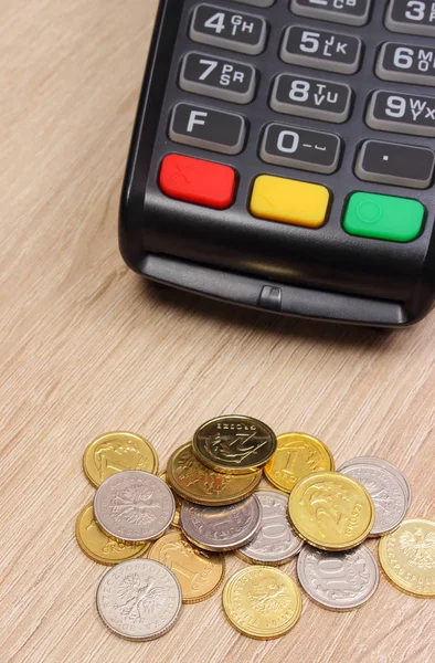 Zahlungsterminal mit polnischer Währung, Kreditkartenautomat am Schreibtisch, Finanzierungskonzept — Stockfoto