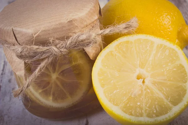 Винтажное фото, свежий лимон и мед на деревянном столе, здоровая пища и питание — стоковое фото