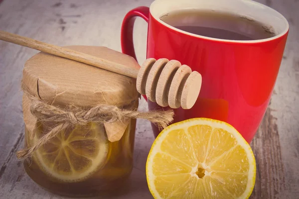 Vintage foto, färsk citron med honung och kopp te på träbord, hälsosam kost — Stockfoto