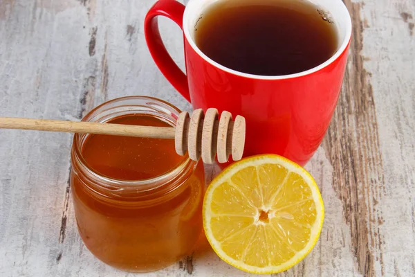 Limón fresco con miel y taza de té sobre mesa de madera, nutrición saludable —  Fotos de Stock