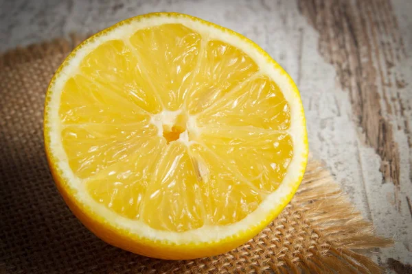 Limone fresco sulla vecchia tavola di legno bianco, cibo sano e nutrizione — Foto Stock