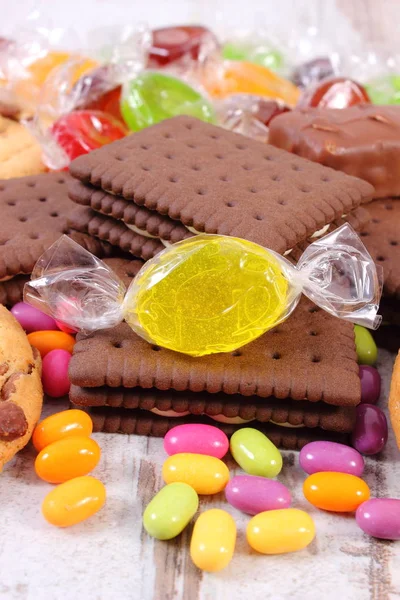 Montón de dulces y galletas de colores, demasiados dulces — Foto de Stock