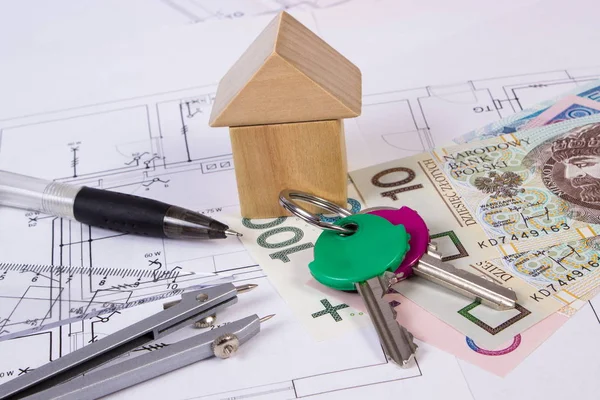 Casa de blocos de madeira, moeda polonesa e acessórios para desenho, construção de conceito de casa — Fotografia de Stock