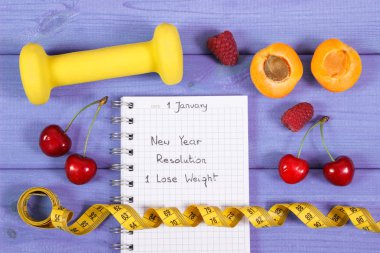 Yeni yıl kararları defterde mor tahtada yazılı