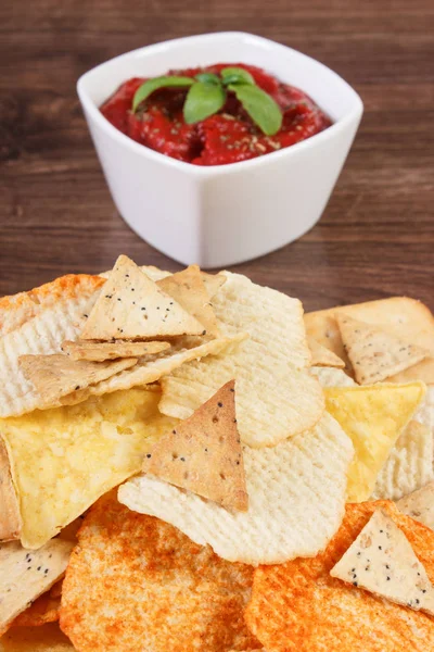 Patatas fritas saladas, galletas y salsa en tazón, concepto de comida poco saludable — Foto de Stock