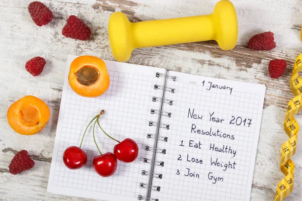 Resoluciones de año nuevo escritas en cuaderno en tablero viejo — Foto de Stock