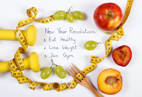 Újévi fogadalmak, gyümölcsök, súlyzók és centiméter, egészséges táplálkozás és életmód — Stock Fotó