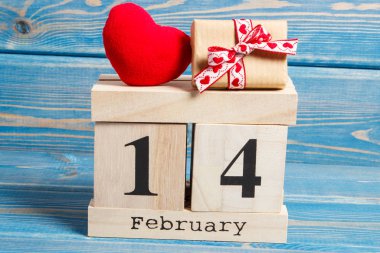 Takvim hediye ve kırmızı kalp, Sevgililer günü ile küp