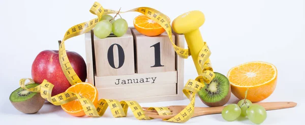 Calendrier cube, fruits, haltères et ruban à mesurer, résolutions du Nouvel An — Photo