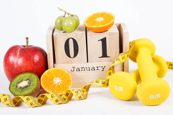 Calendário de cubo, frutas, halteres e fita métrica, resoluções de anos novos — Fotografia de Stock